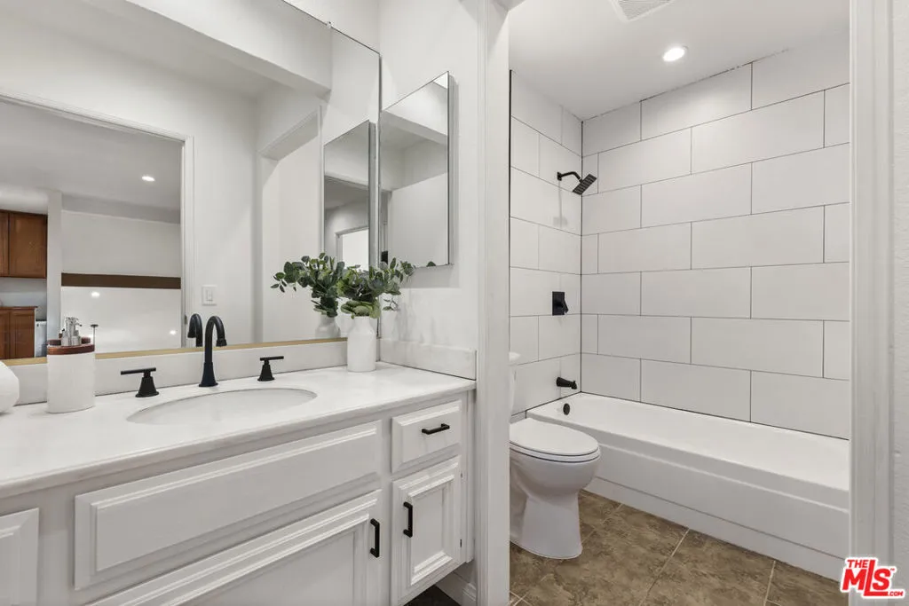 6514 S Copperwood Avenue, Inglewood, California 90302 home-pic-18